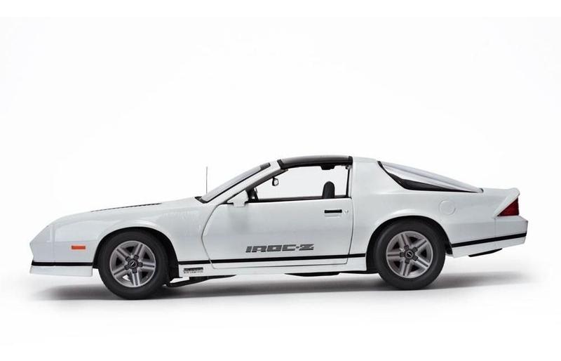 Miniatura Chevrolet Camaro Iroc-Z 1985 Sun Star 1/18 Metal